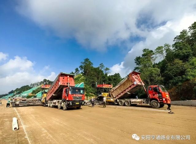 广西南玉珠项目水稳摊铺底基层施工